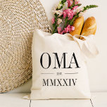 Oma Roman Numeral Year etabliert Tragetasche<br><div class="desc">Diese minimalistische Totentasche,  die eine schicke Oma feiert,  zeichnet sich durch eine minimalistische Tasche aus,  die "Oma" oder Ihre Wahl von Oma-Spitznamen in schwarzen Serifenschrift auszeichnet. Mit dem Jahr,  in dem sie zu einer Großmutter wurde,  in eleganten römischen Ziffern für eine schicke Touch.</div>