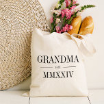 Oma römisches Jahr der Zahl Tragetasche<br><div class="desc">Diese minimalistische Totentasche,  die eine schicke Oma feiert,  zeichnet sich durch eine minimalistische Tasche aus,  die "Oma" oder Ihre Wahl von Oma-Spitznamen in schwarzen Serifenschrift auszeichnet. Mit dem Jahr,  in dem sie zu einer Großmutter wurde,  in eleganten römischen Ziffern für eine schicke Touch.</div>