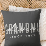 Oma seit 20XX Moderne einfache Preppy Kissen<br><div class="desc">Dieses einfache und moderne Design besteht aus san-Serifentypografie.</div>
