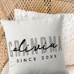 Oma seit 20XX Moderne einfache Preppy Kissen<br><div class="desc">Dieses einfache und moderne Design besteht aus san-Serifentypografie.</div>