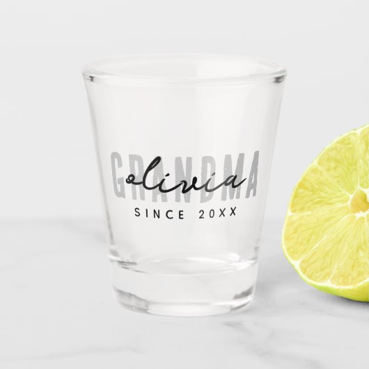 Oma seit 20XX Moderne einfache Preppy Schnapsglas (Vorderseite)