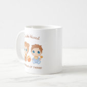 Oma von Twins Baby Boy Bear Jumpsuit Kaffeetasse (Vorderseite Links)