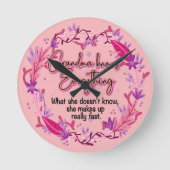 Oma weiß alles runde wanduhr (Vorderseite)