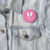 Oma wird pinke oder blaue Baby-Fußabdrücke Knöpfe Button (Beispiel)