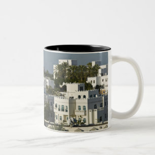 Oman, Maskat, Qurm. Gebäude im Gebiet Qurm / Zweifarbige Tasse
