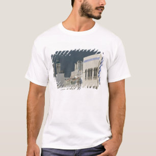 Oman, Muscat, Mutrah. Mutrah Corniche Moschee und T-Shirt