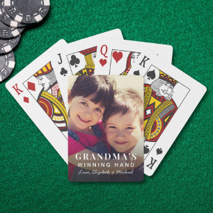 Omas Gewinn-Hand-Foto beim Spielen Spielkarten
