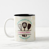 Oma's Kitchen Erinnerungen und Liebe mit Utensil Zweifarbige Tasse (Links)