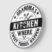 Oma's Kitchen - Wo süße Dinge passieren Große Wanduhr (Winkel)