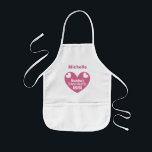 Oma's Lieblingshelfer mit Name PINK Herz V1B Kinderschürze<br><div class="desc">Oma's Favorite Helper mit Name PINK Heart V1B Dieses herzhafte Design ist niedliche Schürze für Ihren Lieblingshelfer in der Küche! Fügen Sie den Namen des kleinen Helfers hinzu! Text ist anpassbar,  sodass Sie sagen können... Was auch immer!</div>