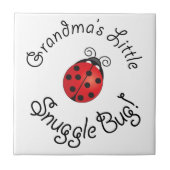 Oma's Little Snuggle Bug! Fliese (Vorderseite)