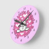 Oma's Little Snuggle Bunny Runde Wanduhr (Winkel)