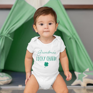 Oma's Lucky Charm   Niedlicher St. Patrick's Day Baby Strampler