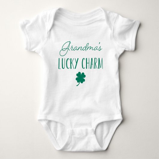 Oma's Lucky Charm | Niedlicher St. Patrick's Day Baby Strampler (Vorderseite)