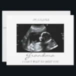 Oma's New Grandbaby Ultrasound Ankündigung<br><div class="desc">Ultraschallkarte zum Erzählen von Oma Über das Baby Suchen Sie eine charmante Geschenkidee mit Ihrem Ultraschallbild? Das ist die süßeste Art,  den ersten Blick deines Kleinen zu zeigen. Es ist ein ideales Geschenk für neue Eltern und Babyduschen.</div>