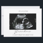 Oma's New Grandbaby Ultrasound Ankündigung<br><div class="desc">Ultraschallkarte zum Erzählen von Oma Über das Baby Suchen Sie eine charmante Geschenkidee mit Ihrem Ultraschallbild? Das ist die süßeste Art,  den ersten Blick deines Kleinen zu zeigen. Es ist ein ideales Geschenk für neue Eltern und Babyduschen.</div>