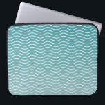 Ombre Blue Laptopschutzhülle<br><div class="desc">Ein modernes,  blau-farbenes Design mit einem beruhigenden und zen gewellten Muster,  das an die Meereswellen erinnert. Ideal für ein Wassersportzentrum.</div>