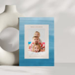 Ombre Dip Dye Ocean Blue Hanukkah Foto Feiertagskarte<br><div class="desc">Feiern Sie Hanukkah im Stil mit dieser maßgeschneiderten Foto-Urlaubskarte mit einem Ozeanblau-Farbtupfer im Ozean. Die gelungene Farbenmischung schafft einen modernen und eleganten Rahmen für Ihr Lieblings-Foto und macht es zum idealen Ort, um während des Festes der Lichter warme Wünsche und Freude zu vermitteln. Personalisieren Sie es mit Ihrer Nachricht für...</div>