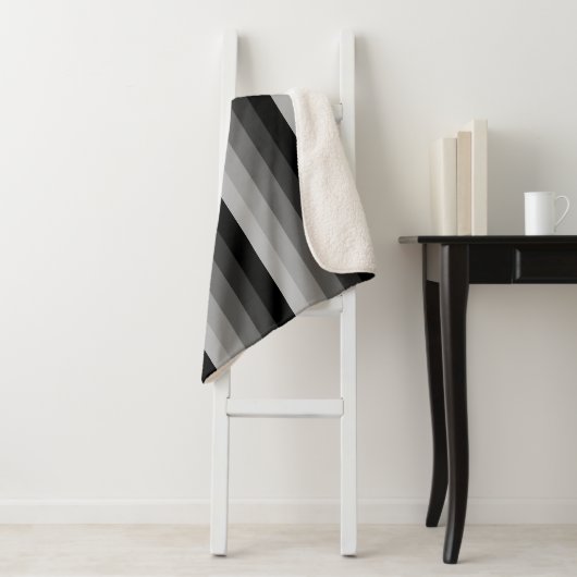 Ombre Streifen in Grautönen Sherpadecke (Beispiel)