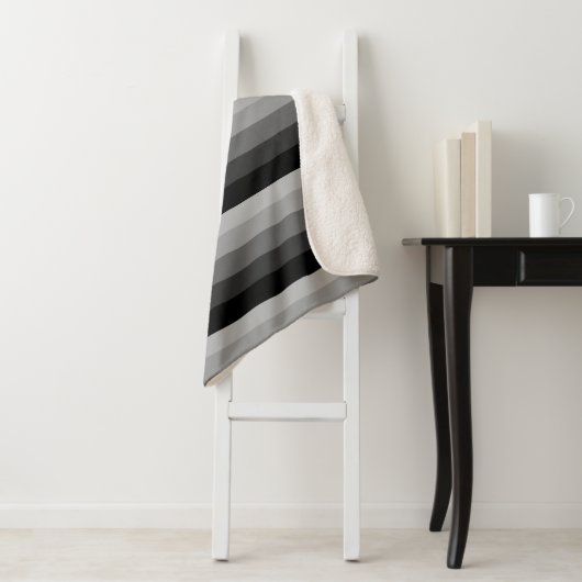 Ombre Streifen in Grautönen Sherpadecke (Beispiel)