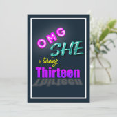 OMG Sie macht 13 überraschende Party Einladung (Stehend Vorderseite)