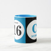 OMG Sie sind 16 Monogramm Name blau und schwarz Tasse (Zentrum)