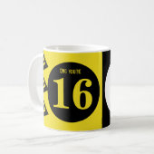 OMG Sie sind 16 monogramm Name gelb und schwarz Kaffeetasse (Vorderseite Links)