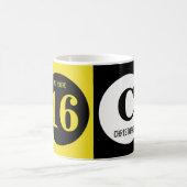 OMG Sie sind 16 monogramm Name gelb und schwarz Kaffeetasse (Mittel)