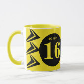 OMG Sie sind 16 monogramm Name gelb und schwarz Tasse (Links)