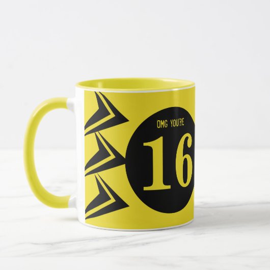 OMG Sie sind 16 monogramm Name gelb und schwarz Tasse (Links)