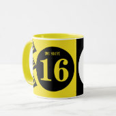 OMG Sie sind 16 monogramm Name gelb und schwarz Tasse (Vorderseite Links)
