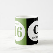 OMG Sie sind 16 Monogramm Name grün und schwarz Kaffeetasse (Mittel)