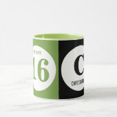 OMG Sie sind 16 Monogramm Name grün und schwarz Tasse (Zentrum)