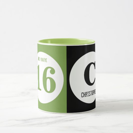 OMG Sie sind 16 Monogramm Name grün und schwarz Tasse (Zentrum)