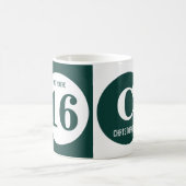 OMG Sie sind 16 Monogramm Name grün und weiß Kaffeetasse (Mittel)