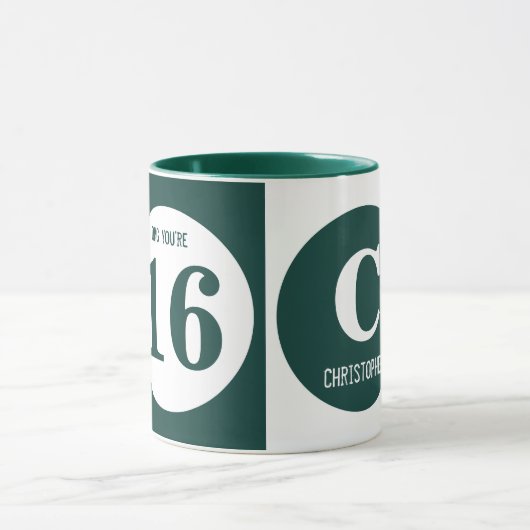 OMG Sie sind 16 Monogramm Name grün und weiß Tasse (Zentrum)