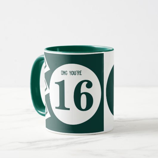 OMG Sie sind 16 Monogramm Name grün und weiß Tasse (Vorderseite Links)