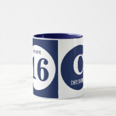 OMG Sie sind 16 Monogramm Name Marine und weiß Tasse (Zentrum)
