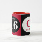 OMG Sie sind 16 Monogramm Name rot und schwarz Tasse (Zentrum)