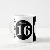 OMG Sie sind 16 Monogramm Name weiß und schwarz Kaffeetasse (Vorderseite Links)