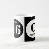 OMG Sie sind 16 Monogramm Name weiß und schwarz Kaffeetasse (Mittel)