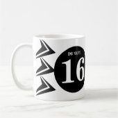 OMG Sie sind 16 Monogramm Name weiß und schwarz Kaffeetasse (Links)