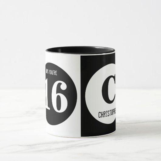 OMG Sie sind 16 Monogramm Name weiß und schwarz Tasse (Zentrum)
