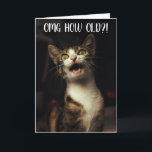 "OMG Wie alt?!" Funny Cat Birthday Card Karte<br><div class="desc">Helfen Sie einer älteren Person, ihren Geburtstag zu feiern, indem Sie ihnen diese lustige, aber sentimentale Katzengeburtskarte geben. Die Karte zeigt eine geschockt aussehende Katze, die dich mit den Worten "OMG Wie alt?!" auf der Vorderseite ansieht. In der sentimentalen Nachricht steht: "Du bist vielleicht ein Antique" "aber du bist noch...</div>