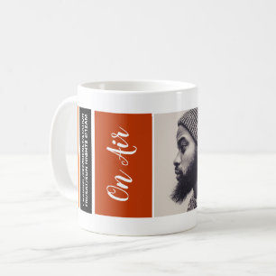 On Air - Podcaster-Foto - Retro-Podcast-Werbung Kaffeetasse