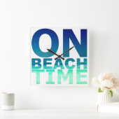 On Beach Time Blue & Turquoise Typografie Clock Quadratische Wanduhr (Zuhause)