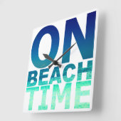 On Beach Time Blue & Turquoise Typografie Clock Quadratische Wanduhr (Winkel)