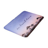 On Beach Time Lila California Sunset Foto Badematte (Schrägansicht)