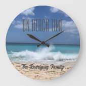 On Beach Time Personalisiert Family Beach Zuhause Große Wanduhr (Vorderseite)
