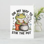 On My Way To Stir The Pot Funny Frog Sarcastic Einladung (Stehend Vorderseite)